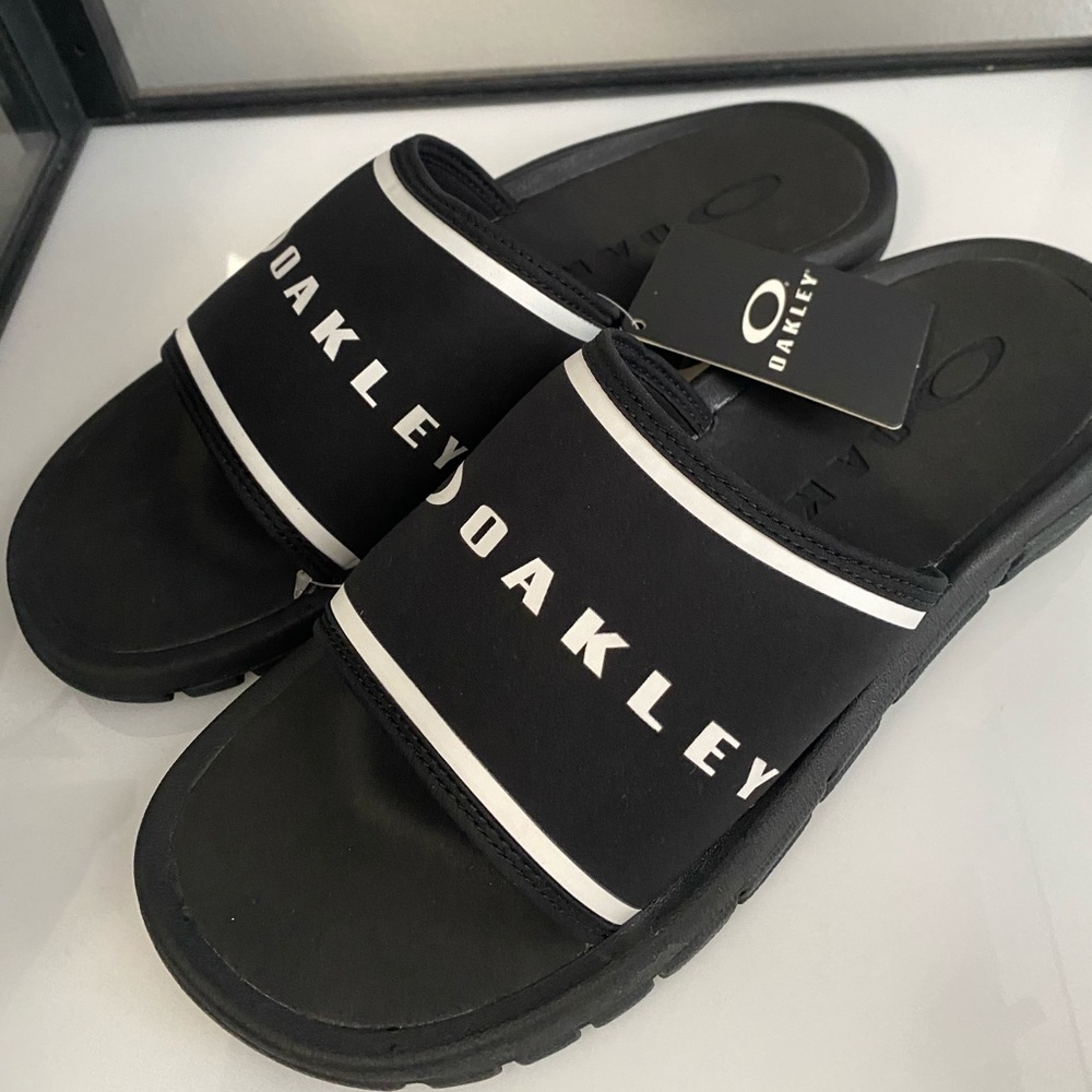 oakley men’s sandals new